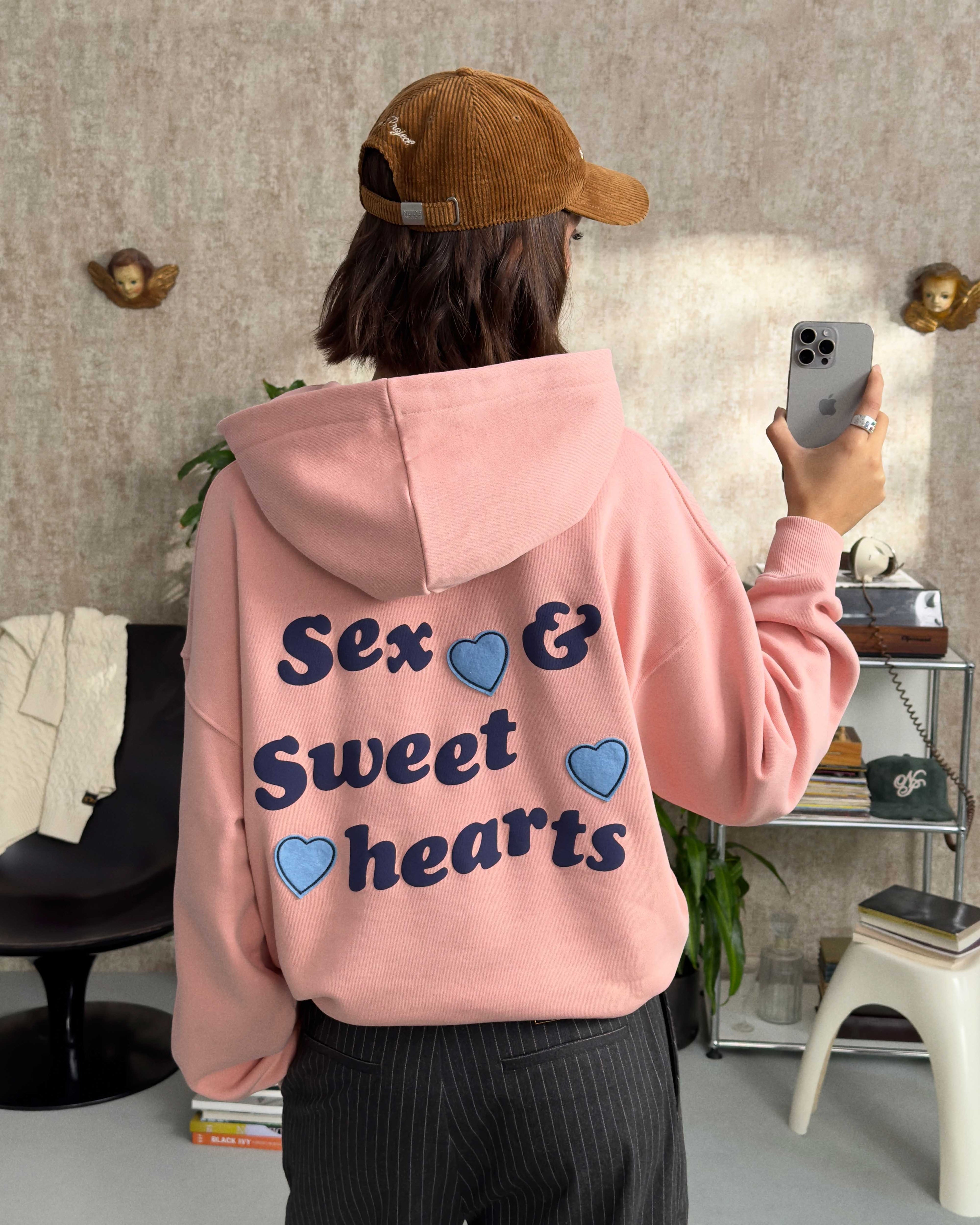 &quot;PLEASURES&quot; HOODIE PINK