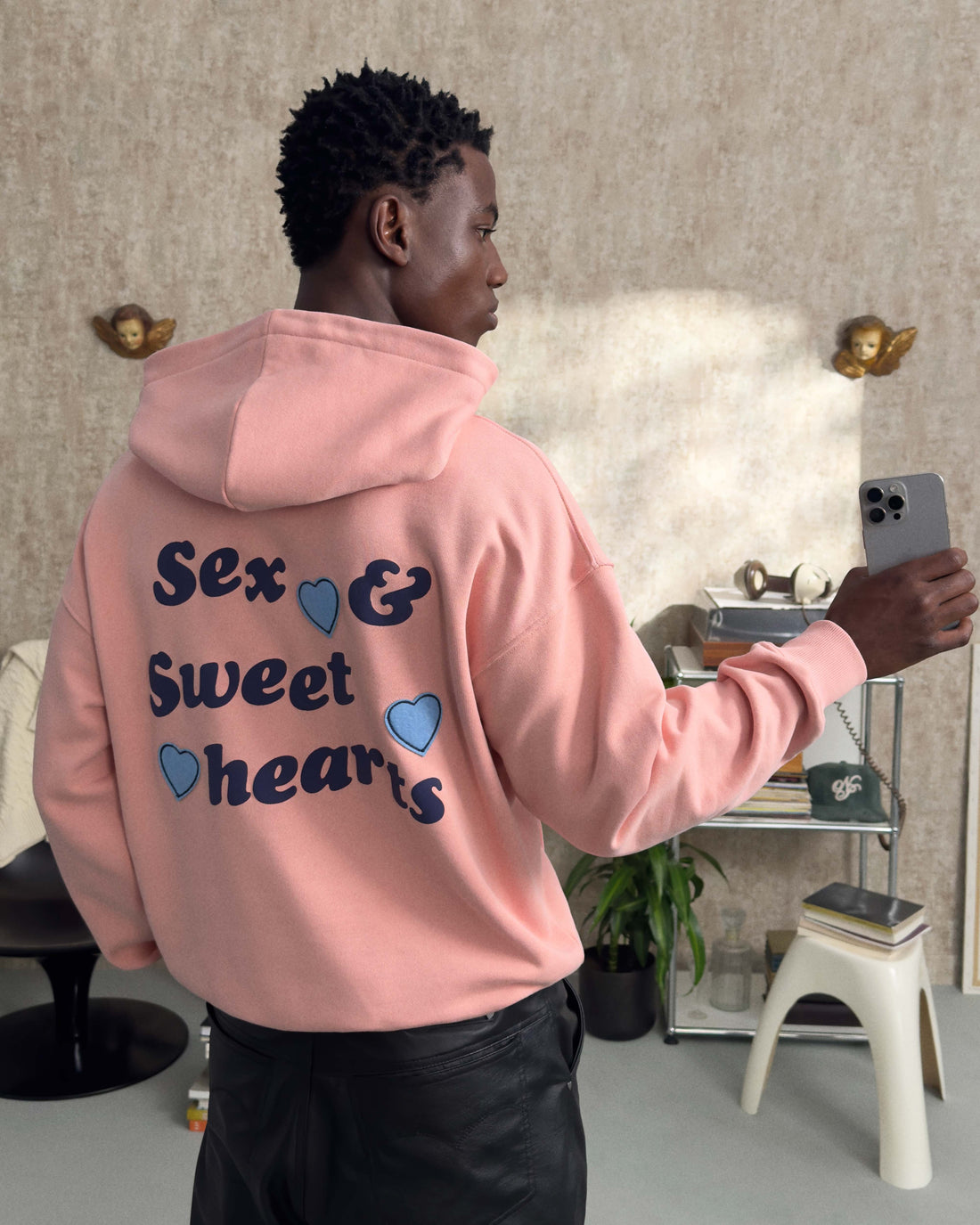 &quot;PLEASURES&quot; HOODIE PINK